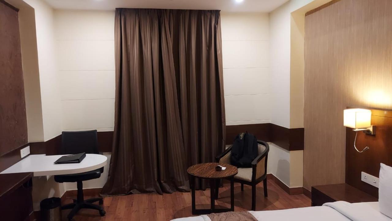 Hotel Casaya Inn Chinhat Kültér fotó