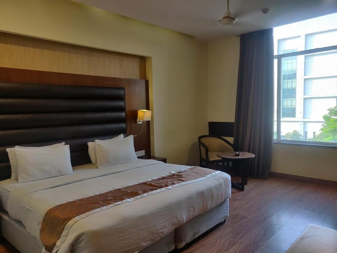 Hotel Casaya Inn Chinhat Kültér fotó