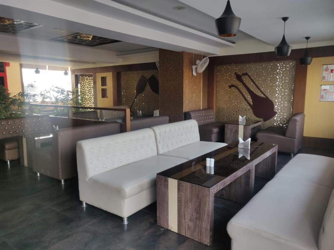 Hotel Casaya Inn Chinhat Kültér fotó
