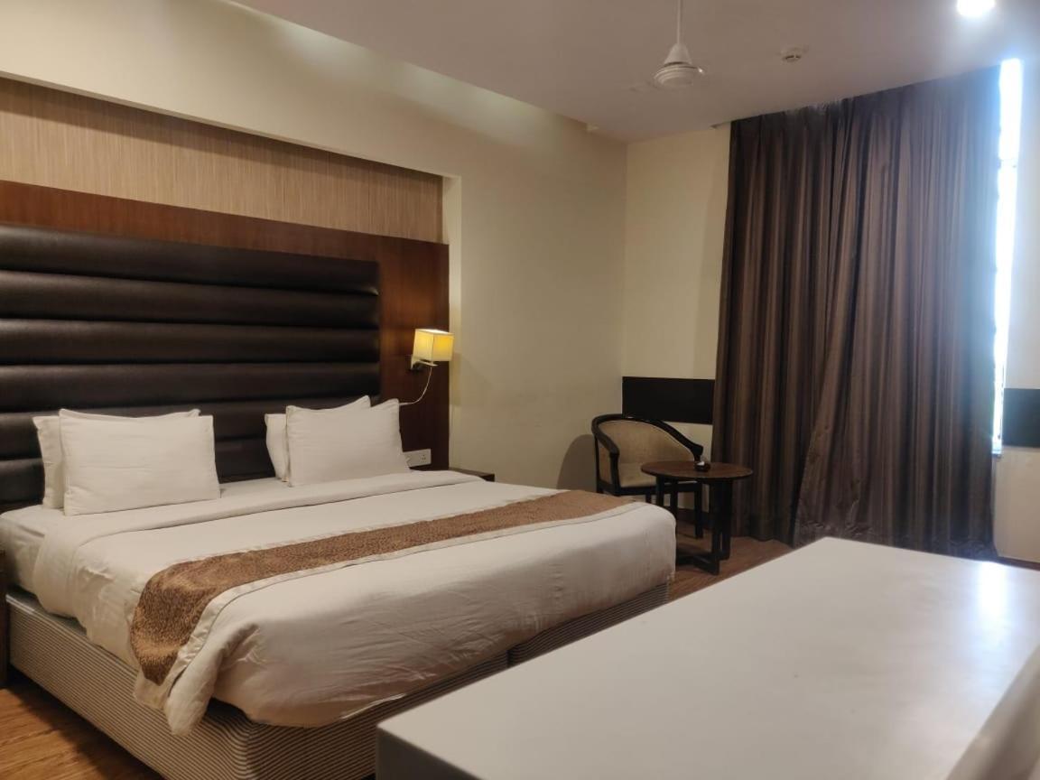 Hotel Casaya Inn Chinhat Kültér fotó