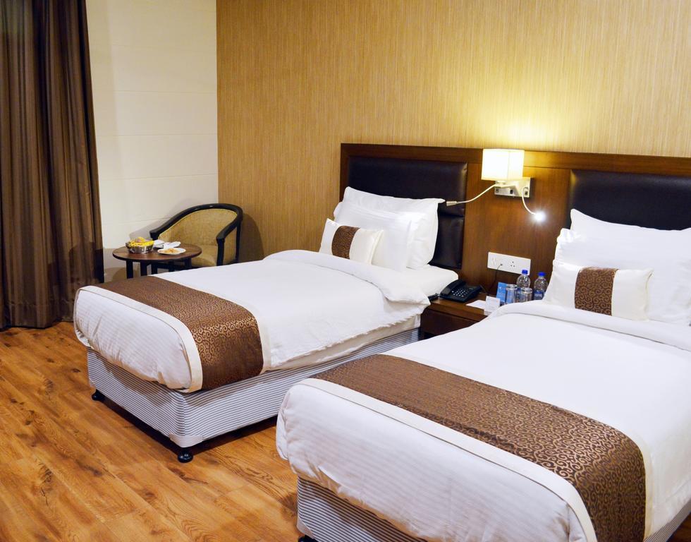 Hotel Casaya Inn Chinhat Kültér fotó