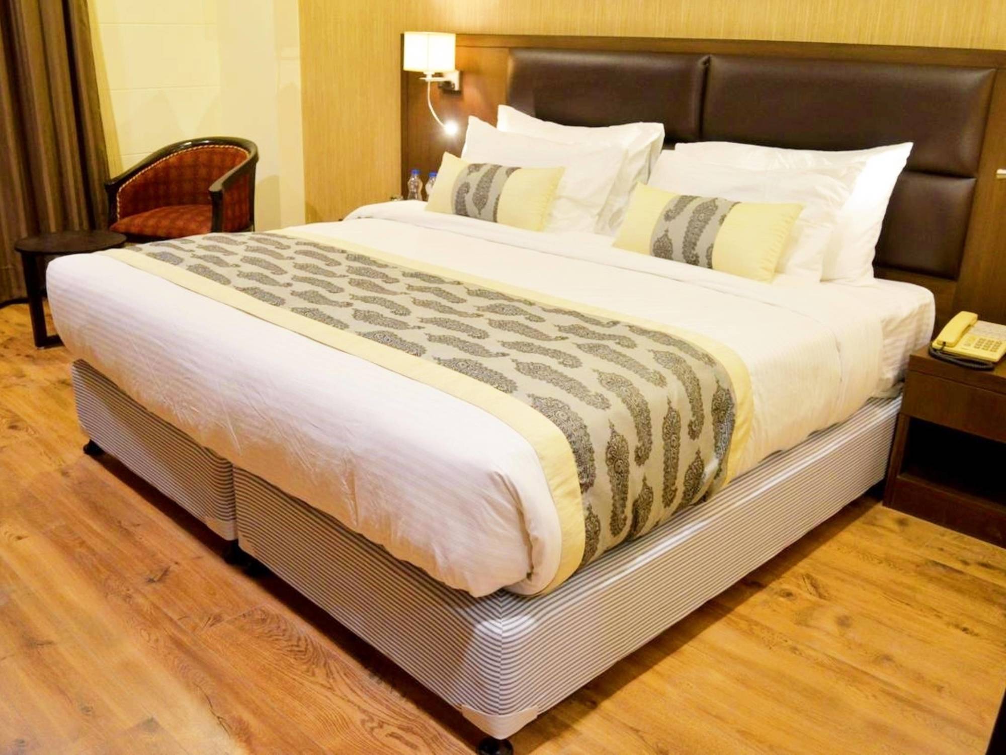 Hotel Casaya Inn Chinhat Kültér fotó