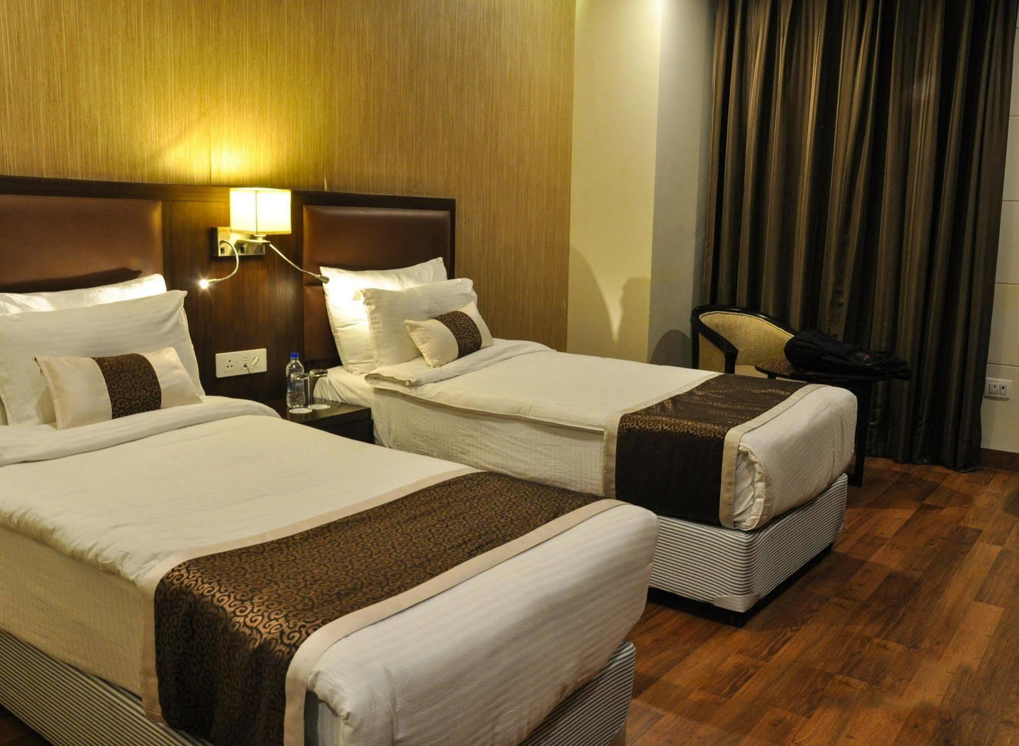 Hotel Casaya Inn Chinhat Kültér fotó