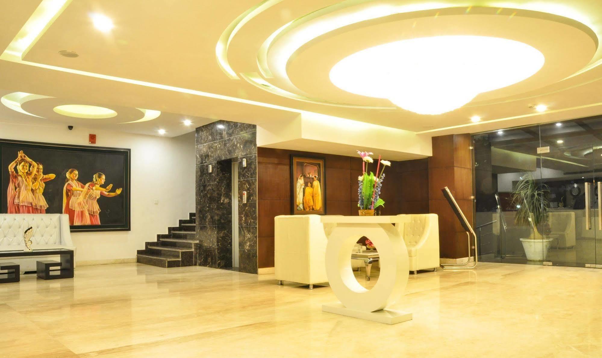 Hotel Casaya Inn Chinhat Kültér fotó